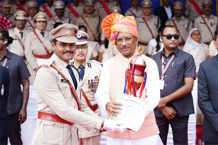 *मुख्यमंत्री विष्णु देव साय ने आज आकर्षक मार्च पास्ट के लिए केन्द्रीय औद्योगिक सुरक्षा बल को प्रथम पुरस्कार प्रदान किया*
