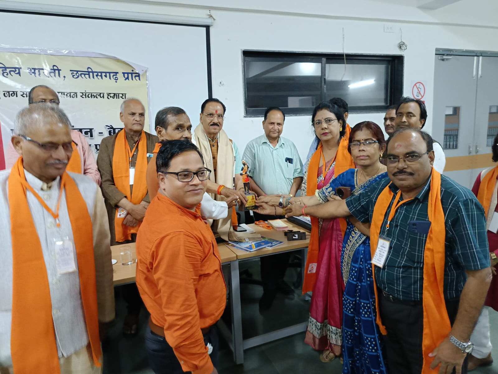 *बिलासपुर, छत्तीसगढ़ी स्मृति चिन्ह से अंतरराष्ट्रीय अध्यक्ष डॉ रविन्द्र शुक्ल का किया सम्मान,,डॉ. शाजिया अली की रिपोर्ट*