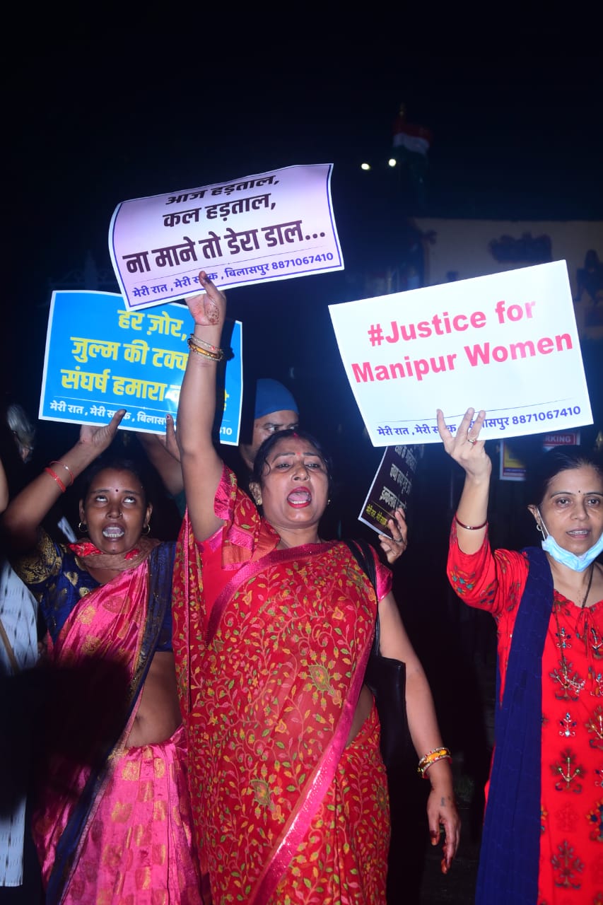 *मेरी रात मेरी सड़क समूह के द्वारा मशाल जलाकर,पोस्टर लेकर, नारे लगाते हुए पैदल मार्च किया गया।,बिलासपुर से क्राइम रिपोर्टर जावेद खान की रिपोर्ट*