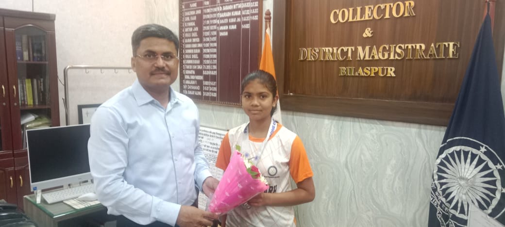 *कलेक्टर अवनीश शरण जी नेसिल्वर मेडलिस्ट खिलाड़ी योगिता रजक को किया सम्मानित,जावेद खान की रिपोर्ट*