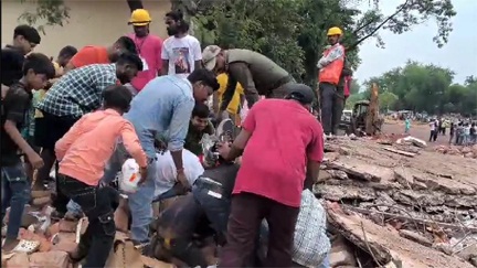 *दुकान के टूटते ही जूता-चप्‍पल लूटने उमड़ी लोगों की भीड़,बुलडोलर ड्राइवर भी हुआ लूट में शामिल*