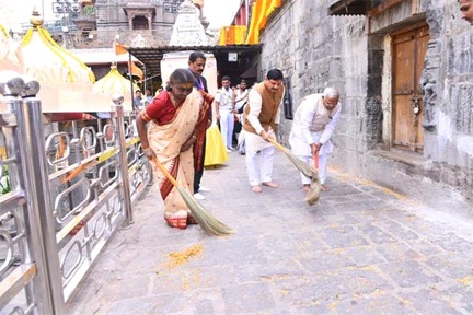 * राष्ट्रपति मुर्मु ने श्रीमहाकाल परिसर में स्वच्छता के लिये किया श्रमदान*