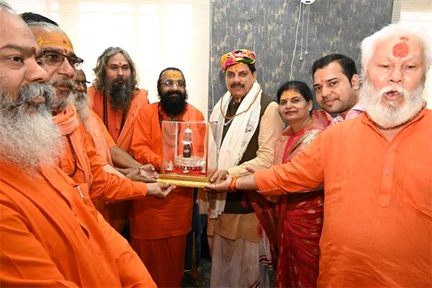 *मुख्यमंत्री डॉ. यादव का श्री महाकाल मन्दिर के महानिर्वाणी अखाड़े के संत समाज ने स्वागत कर किया अभिनन्दन*