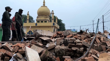 *अवैध कब्जे पर निगम का चला बुलडोजर*