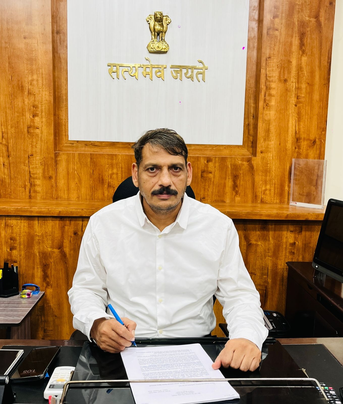 *कवर्धा,कबीरधाम जिले के कलेक्टर जन्मजेय मोहबे को हटाए जाने के बाद नए कलेक्टर गोपाल वर्मा ने पदभार ग्रहण कर लिया,सियासत दर्पण न्यूज़ रिपोटर दुखहरण सिंह ठाकुर*