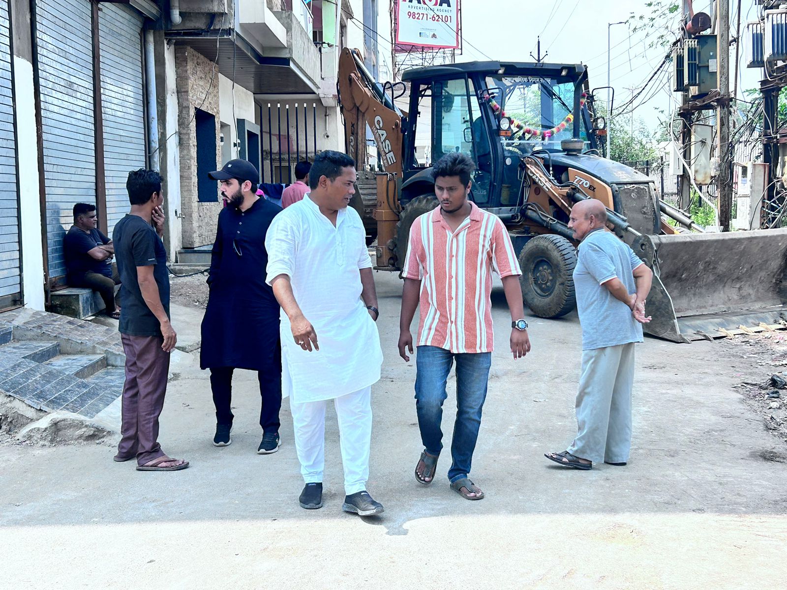 *रायपुर,नगर निगम के अधिकारीगण एवं ठेकेदार के साथ पार्षद कामरान अंसारी ने किया दौरा,कार्य तुरंत चालू करने के निर्देश दिए,*