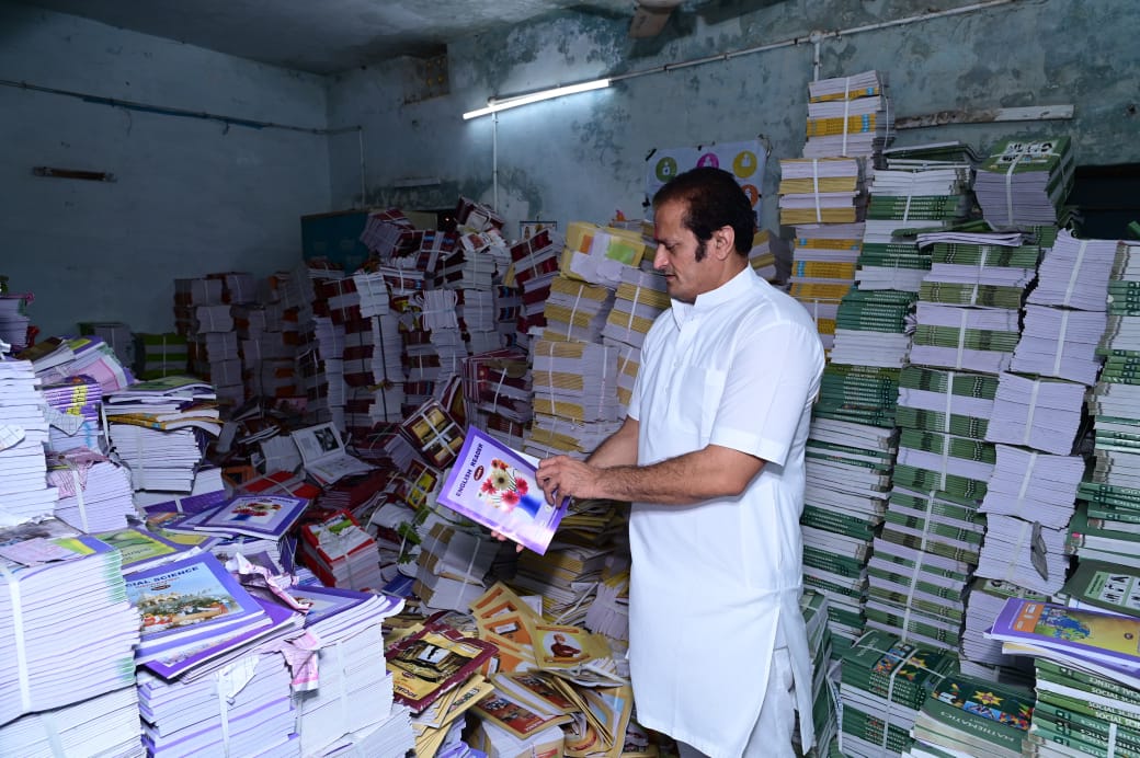 *रायपुर,ब्रेकिंग न्यूज़,बच्चों को किताबें बांटने के बजाय उसे गोदाम में रखकर खराब किया जा रहा है,विकास उपाध्याय*