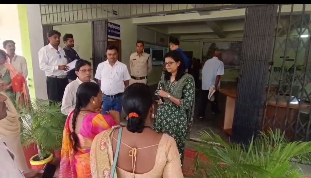 *जर्जर स्कूल की शिकायत विधायक से लेकर जिला प्रशासन तक पिछले 5 सालो में दर्जनों बार की जा चुकी हैविभागीय अधिकारी मूकदर्शक बने हुए है।दुखहरण सिंह ठाकुर*
