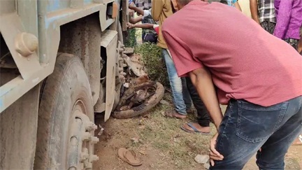 *दुर्ग में तेज रफ्तार हाईवा ने बाइक सवार को मारी टक्कर , एक ही परिवार के तीन लोगों की मौत*