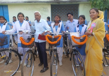 *मंत्री श्रीमती लक्ष्मी राजवाड़े ने छात्राओं को बांटी साइकिल*