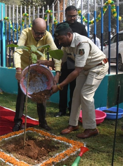 *राज्यपाल रमेन डेका ने वन मंदिर वाटिका में ‘एक पेड़ माँ के नाम’ के तहत कदम का पौधा रोपा, वन मंदिर वाटिका की सराहना की*