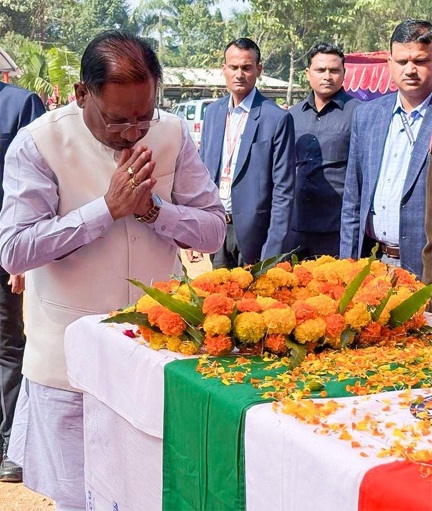 *मुख्यमंत्री विष्णुदेव साय ने शहीद जवानों को पुष्पचक्र अर्पित कर दी भावभीनी श्रद्धांजलि*