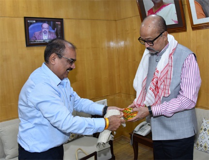 *राज्यपाल डेका से हेमचंद यादव विश्वविद्यालय के कुलपति ने की सौजन्य भेंट*