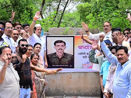 *रायपुर,1987 को शहीद 2nd लेफ्टिनेंट राजीव पाण्डेय केवल 25 साल की उम्र में देश के लिए अपने प्राणों की आहुति दी थी। कांग्रेस नेताओं ने दिया धरना, पूर्व सैनिकों ने याद की शहादत*