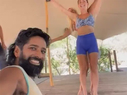 *बाबा तरुण का विदेशी लड़कियों साथ वीडियो वायरल*