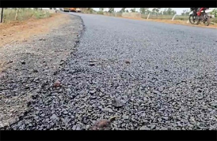 *ठेकेदार की मनमानी : प्रतिबंध के बाद भी बारिश में जारी है डामरीकरण*