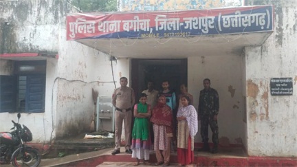 *पुलिस के सामने ही युवक को पीटा, बीच-बचाव करने आए आरक्षक को कुत्ते से कटवाया*