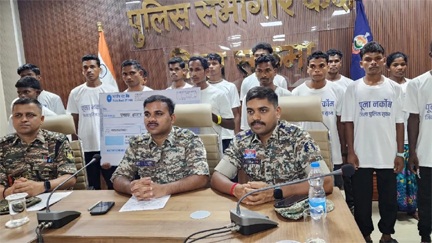 *दो हार्डकोर समेत 16 माओवादियों ने किया सरेंडर*