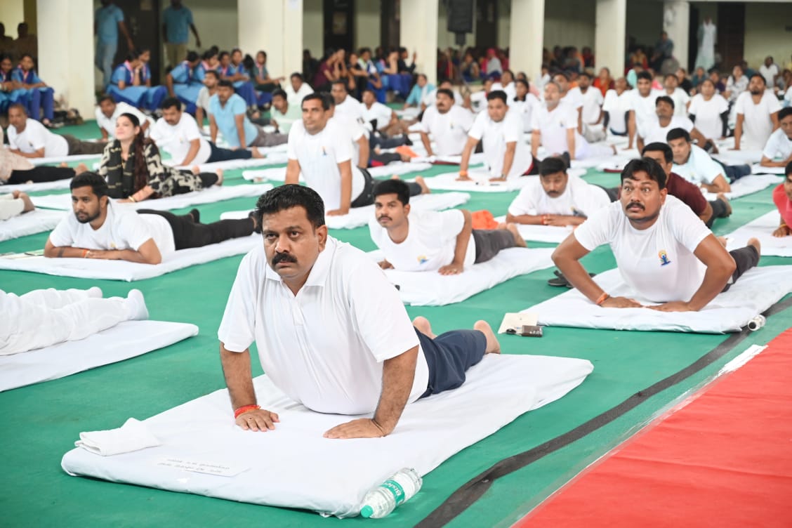 *अंतर्राष्ट्रीय योग दिवस पर कवर्धा में भव्य ‘‘योग संगम’’, उपमुख्यमंत्री विजय शर्मा सहित हजारों नागरिकों हुए शामिल*