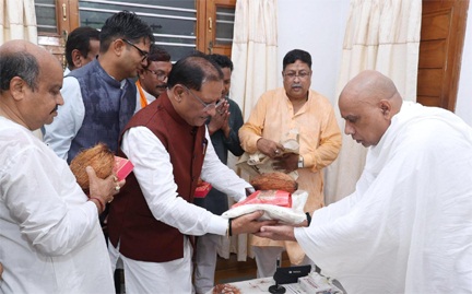 *मुख्यमंत्री विष्णु देव साय गुरु पूर्णिमा के अवसर पर रायगढ़ जिले के ग्राम बनोरा स्थित अघोर गुरुपीठ में गुरु दर्शन के लिए पहुंचे*
