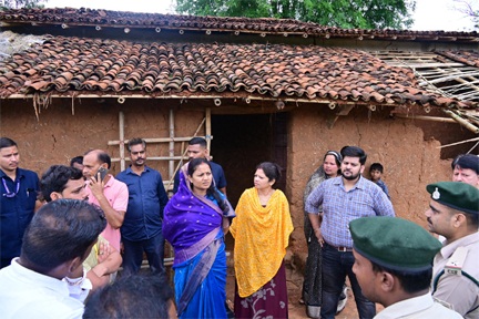 *मंत्री लक्ष्मी राजवाड़े ने हाथी प्रभावित क्षेत्रों का किया दौरा*