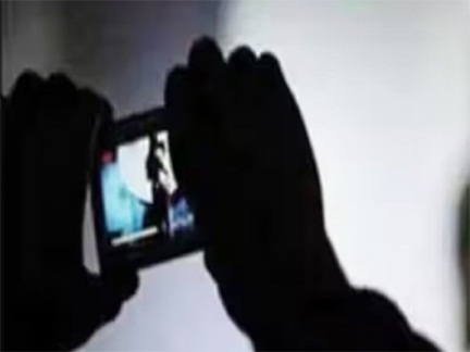 *रायपुर के एक स्कूल में हेडमास्टर लेडीस टॉयलेट में मोबाइल छिपाकर टीचर्स का अश्लील वीडियो बनाया *