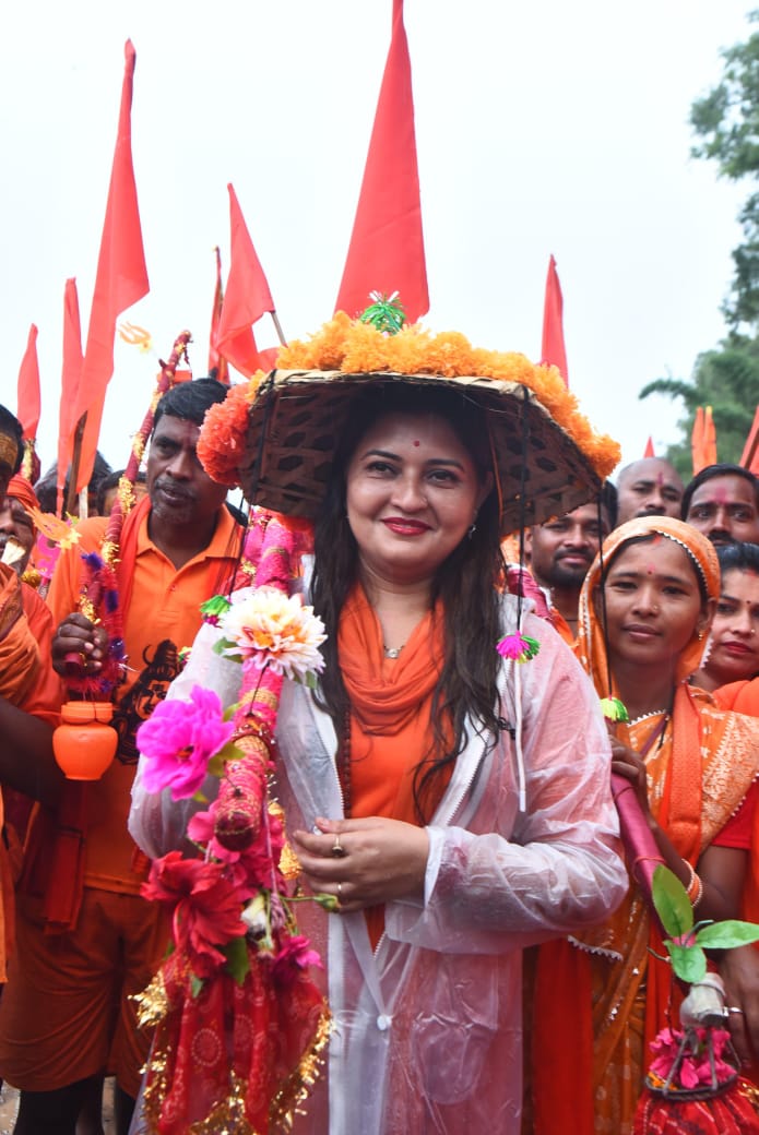 *पंडरिया नगर आगमन पर विधायक भावना बोहरा और कांवड़ियों के स्वागत के लिए उमड़ा शिवभक्तों का जनसैलाब, भगवामय हुआ पंडरिया,,दुखहरण सिंह ठाकुर की रिपोर्ट*