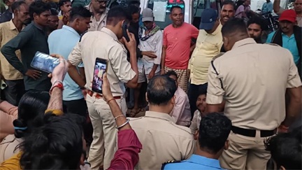 *अस्पताल में भर्ती मासूम बेटी को देखने जा रहे पिता को कार ने मारी टक्कर, मौत*