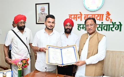 *मुख्यमंत्री विष्णु देव साय से राष्ट्रपति सम्मान से सम्मानित देवाशीष और मनतृप्त कौर ने की सौजन्य मुलाकात*