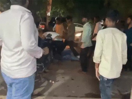 *रायपुर में 10-15 लड़कों ने युवक को लात-घूंसों से पीटा,,सियासत दर्पण न्यूज की खबर*