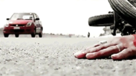 *रायपुर,,थाने के सामने हादसा सड़क पर तड़पता रहा युवक, नहीं पहुंची एंबुलेंस*