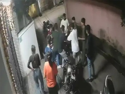 *रायपुर में लड़के-लड़कियों ने एक युवक को पीटा*