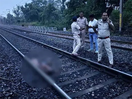 *एक युवक ने चलती मालगाड़ी के नीचे कूदकर जान दे दी*