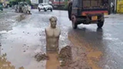 *गड्ढों से शहरवासी परेशान, सड़क पर पुतला रखकर किया विरोध*
