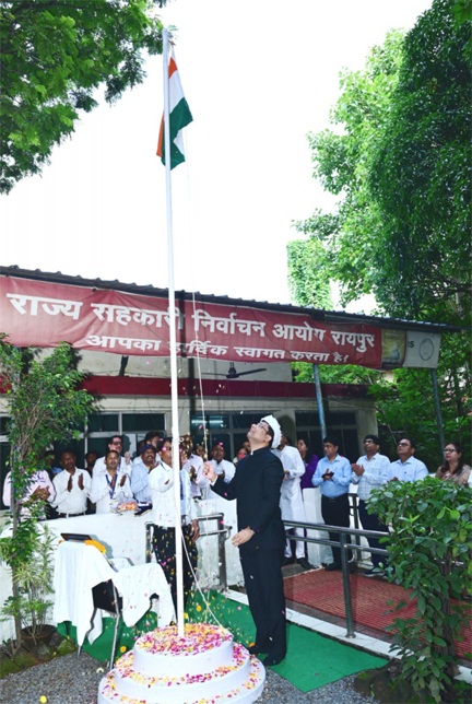 *जनसम्पर्क संचालनालय में आयुक्त ने किया ध्वजारोहण*