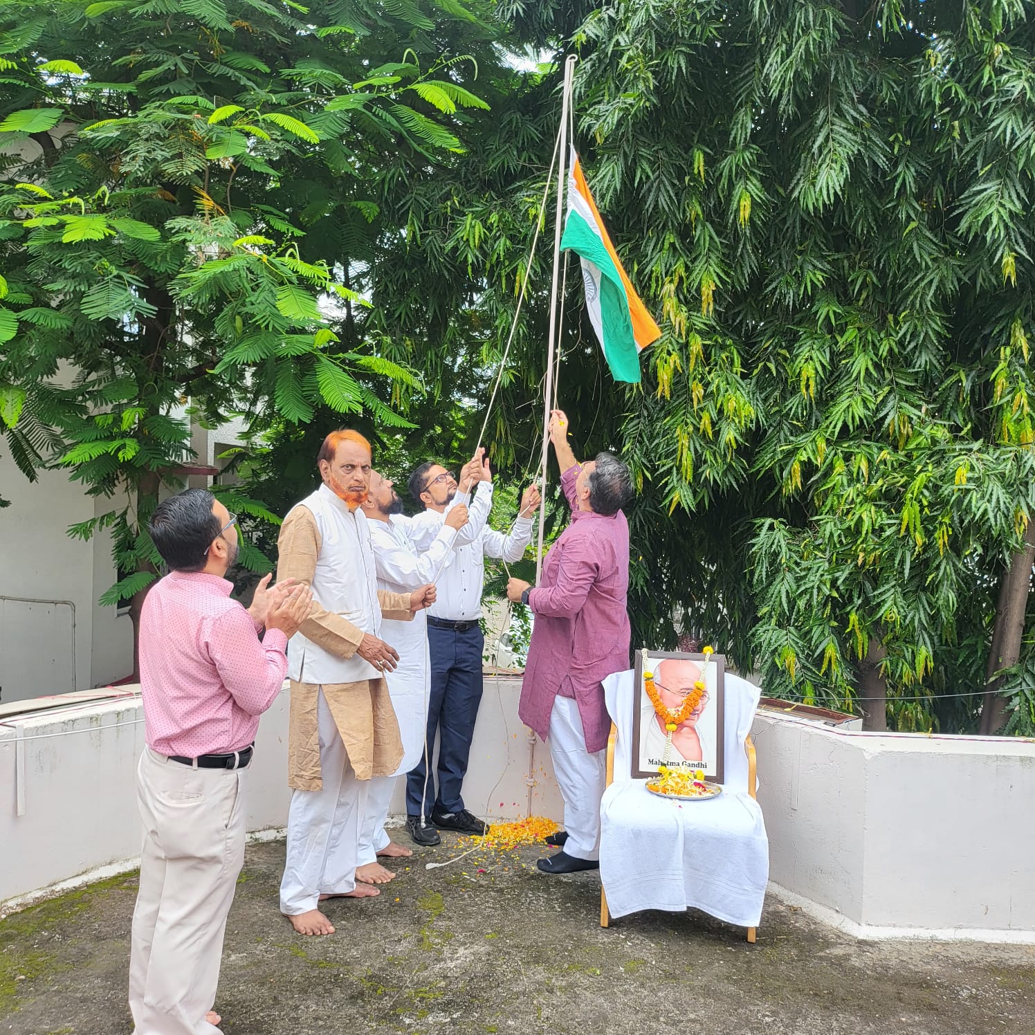 *मोहम्मद असलम खान ने हज कमेटी कार्यालय में किया ध्वजारोहण*