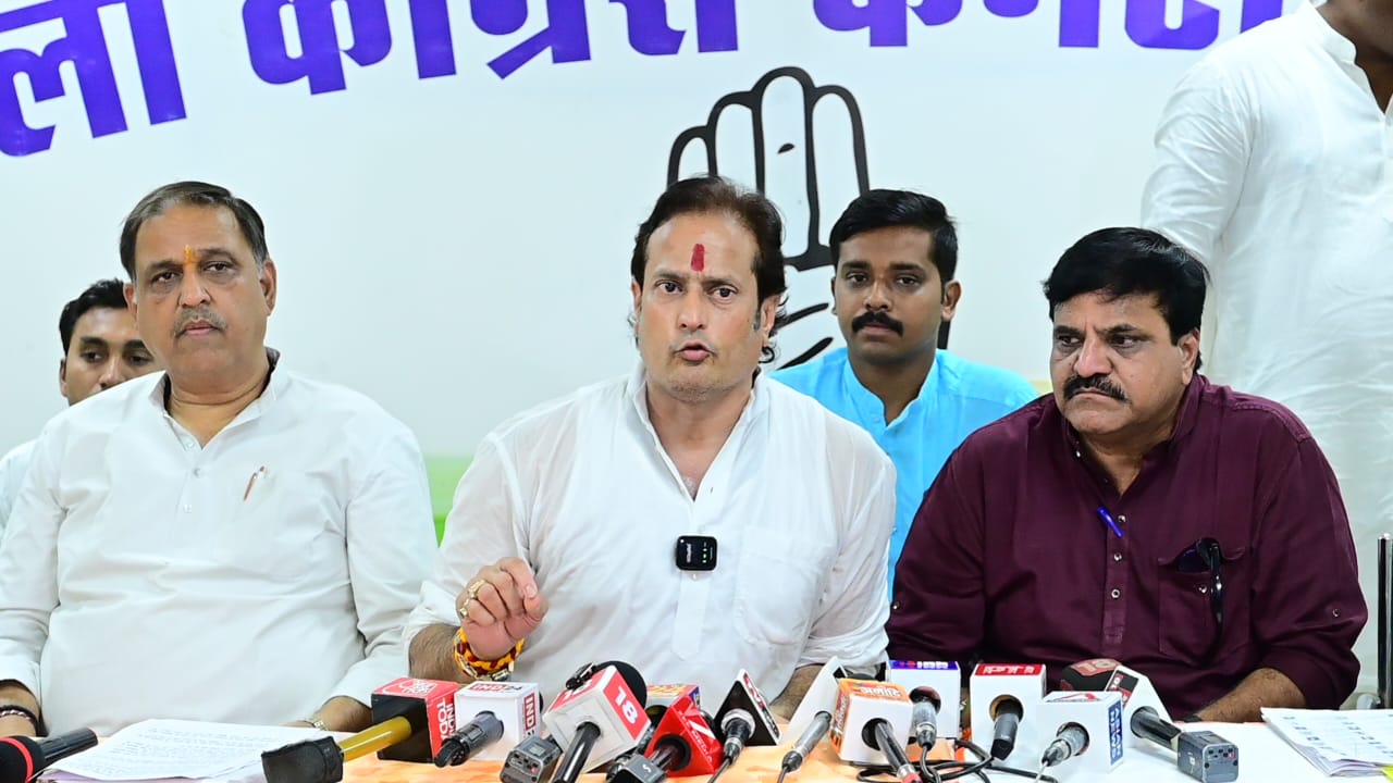 *रायपुर वन मण्डल द्वारा बहुतायत आरा मशीन का नवीनीकरण लेन-देन कर किया जा रहा है जो कि सीधे-सीधे भ्रष्टाचार को दर्शा रहा है*