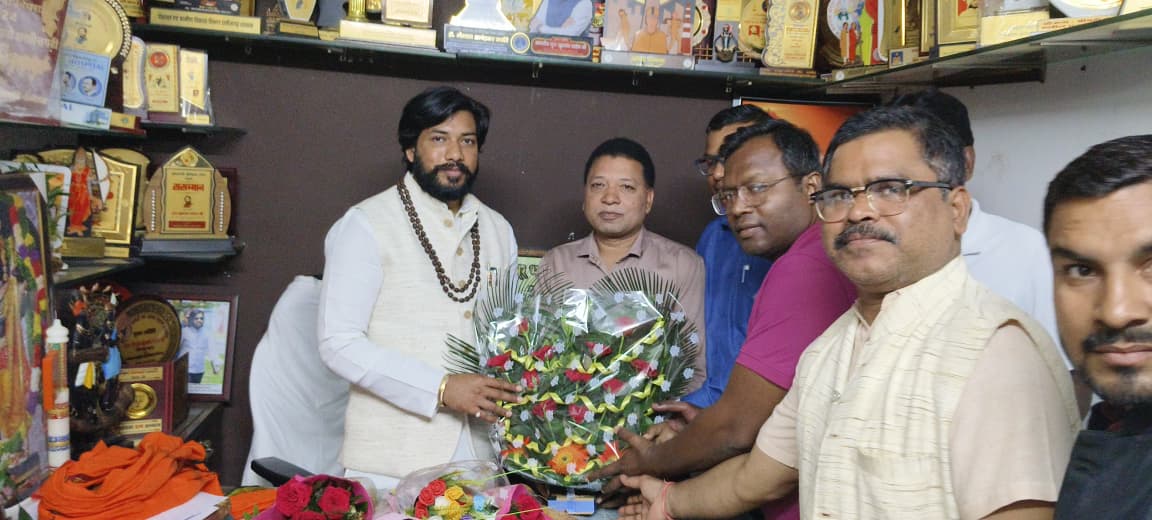 *छत्तीसगढ़ आई. टी. आई.कर्मचारी अधिकारी संघ ने तकनीकी शिक्षा मंत्री गुरु खुशवंत साहेब से सौजन्य भेंट कर बधाई दी:–*