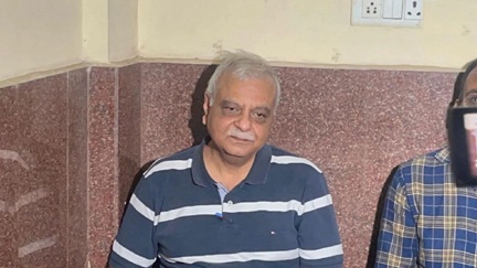 *सरेंडर करने पहुंचे पूर्व IAS आलोक शुक्ला*