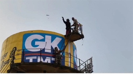 *50 फीट ऊंची पानी की टंकी पर चढ़ गई मानसिक रूप से कमजोर महिला*