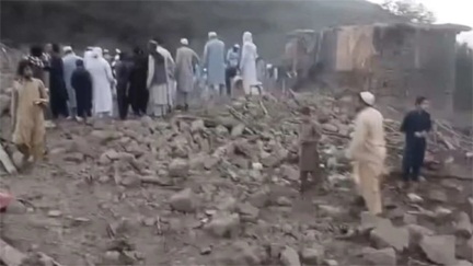 *पाकिस्तानी वायु सेना ने अपने ही नागरिकों पर गिराए बम, 30 की मौत*