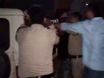 *पुलिसकर्मियों-युवकों के बीच धक्का-मुक्की*