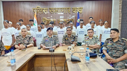 *33 लाख के इनामी 20 माओवादियों ने किया आत्मसमर्पण*