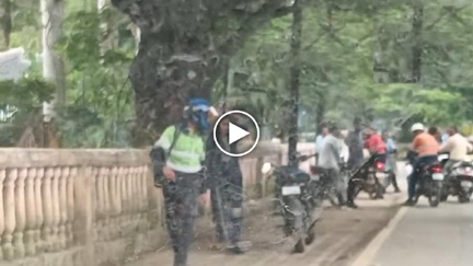 *पति ने पत्नी पर जमकर बरसाए लात-घूंसे, तमाशबीन बन देखते रहे लोग*