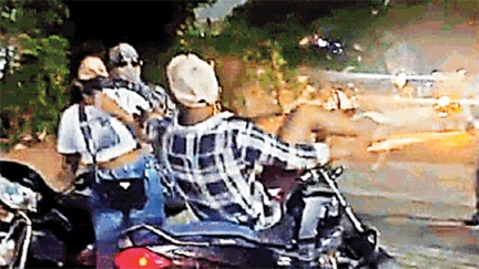 *बीच सड़क पर युवतियों की गुंडागर्दी*