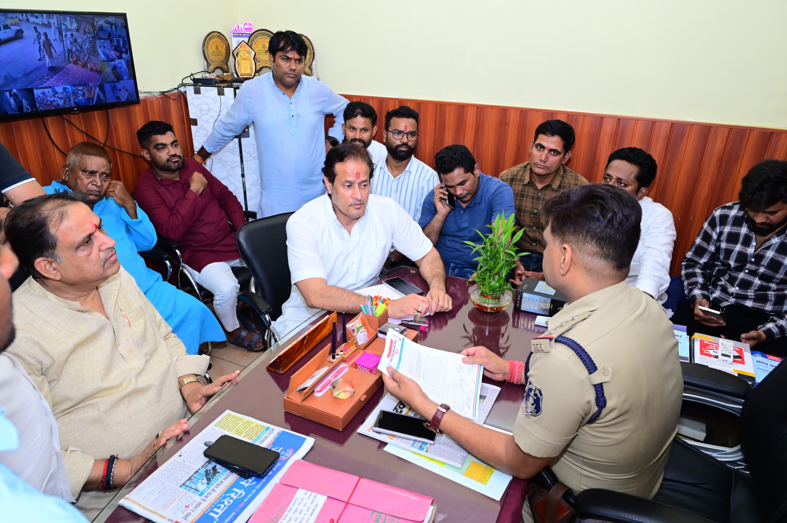 *रायपुर,,एक प्रदेश में दो कानून नहीं चलेगा, और अगर एफआईआर नहीं की जाती है तो सिविल लाईन थाने का घेराव किया जायेगा,कांग्रेस*