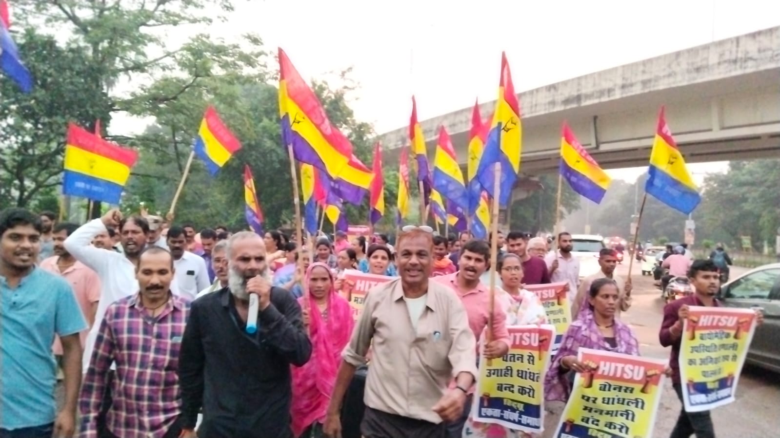 *भिलाई,,त्यौहार पूर्व बोनस भुगतान, के लिए प्रदर्शन कर मुर्गा चौक पर दहाड़े मजदूर*