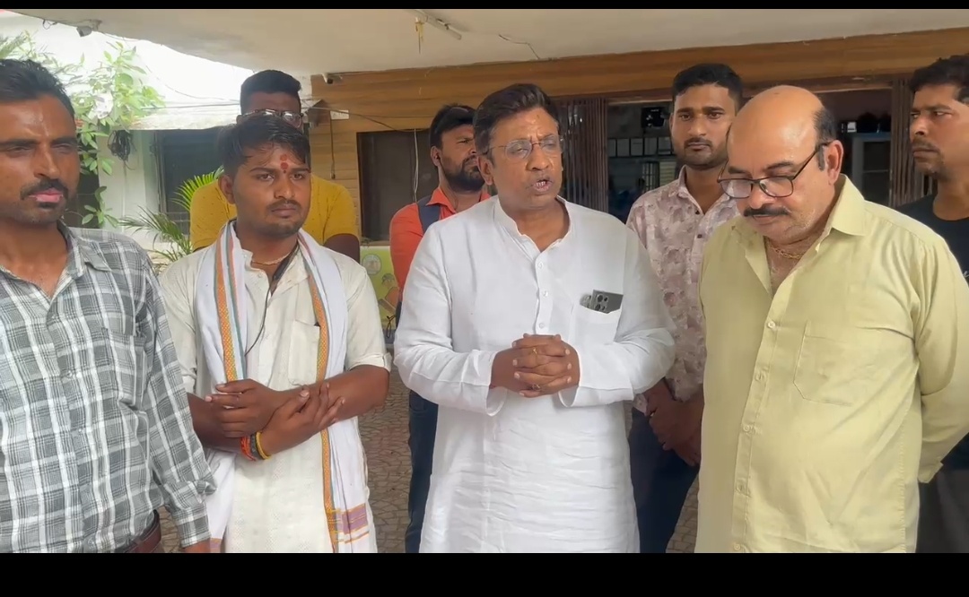 *रायपुर,,भाजपा कार्यकर्ता द्वारा प्रधानमंत्री नरेंद्र मोदी की ‘मन की बात’ न सुनने वालों की पिटाई,,कांग्रेस नेता पंकज शर्मा पहुचे थाना*