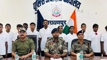 *70 लाख के इनामी सहित 16 माओवादियों ने किया आत्मसमर्पण*