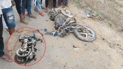 *ट्रक से टकराकर चकनाचूर हुई बाइक, 2 की मौके पर मौत; दो गंभीर घायल*